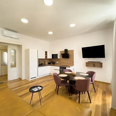 Center Apartment *